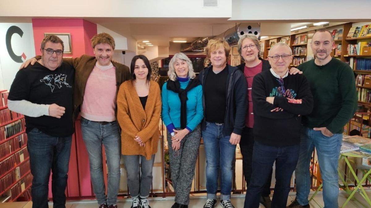 El equipo de 'Oregón TV' con los trabajadores de la librería que visitaron esta semana.