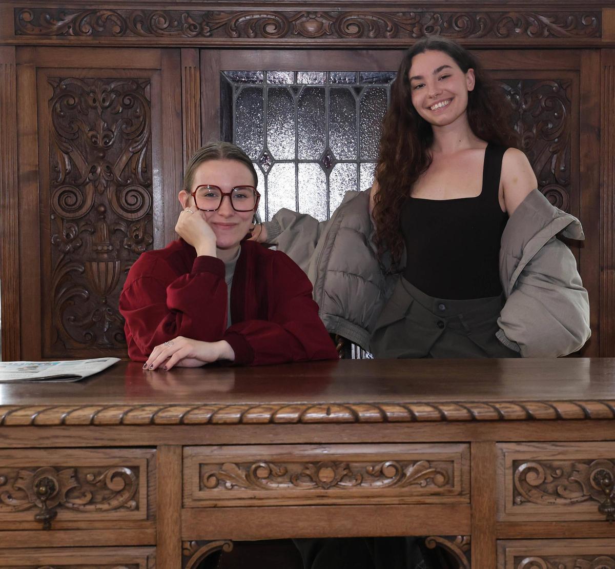 María Soa e Sara Faro, no escritorio que empregaba Álvaro Cunqueiro no Faro de Vigo. Imaxe nas dependencias do decano en Chapela.