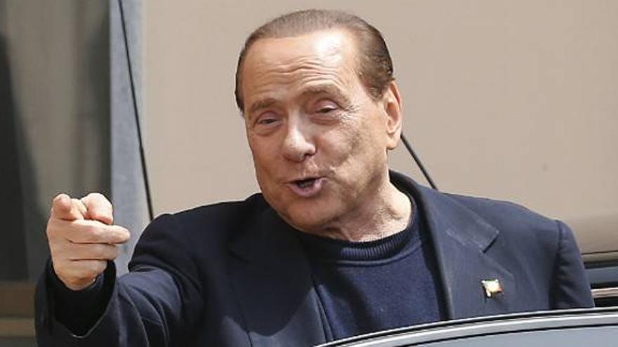 Berlusconi se despide de sus amigos del hospital