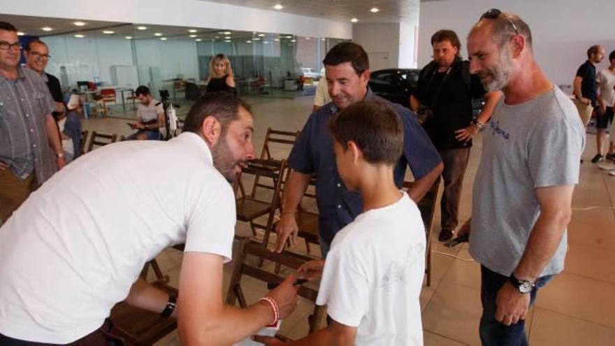 Pablo Machín, signant un pòster d&#039;un jove aficionat del Girona FC.