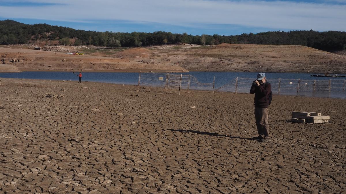 Turismo de sequía en el pantano de Sau