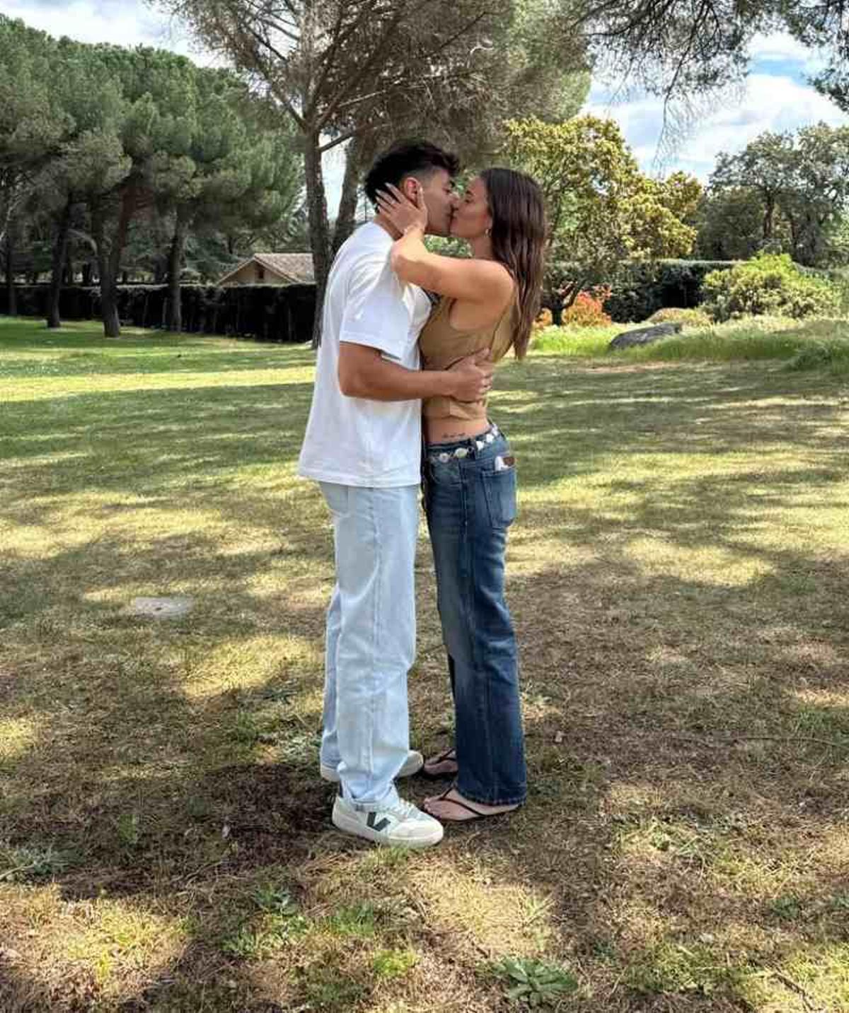 Laura Escanes besa a su novio, Joan Verdú, en su cumpleaños