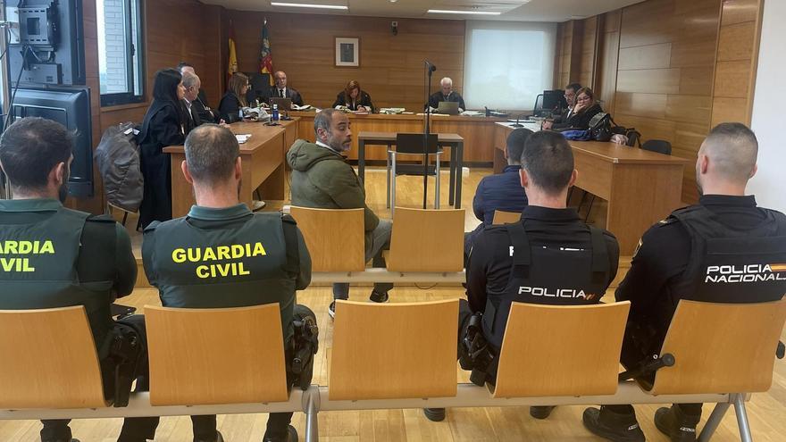 Los dos condenados, custodiados por agentes de la Guardia Civil y de la Policía Nacional.