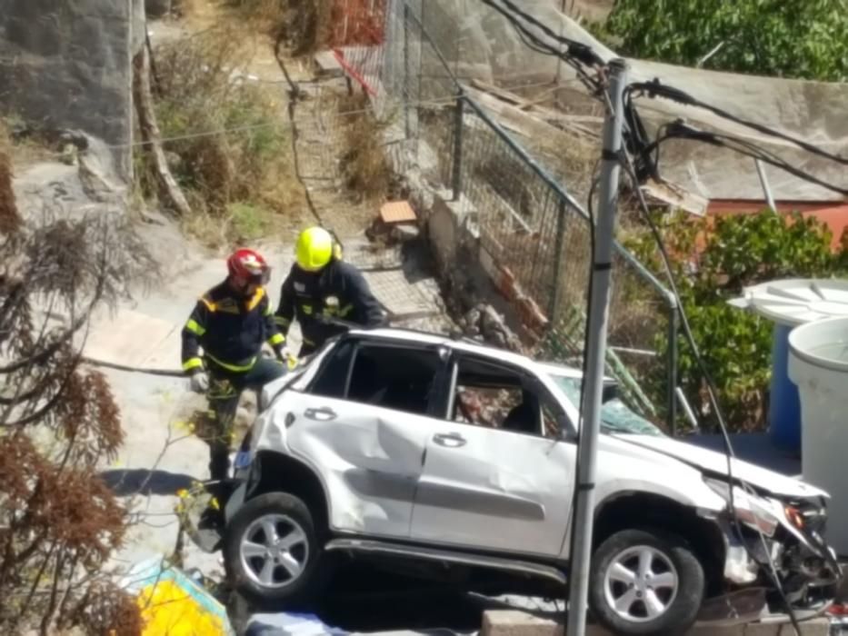 Un coche cae por un desnivel en Gáldar