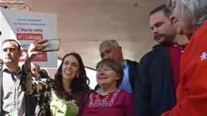 La primera ministra de Nueva Zelanda, Jacinda Ardern, en un centro de votaciones.