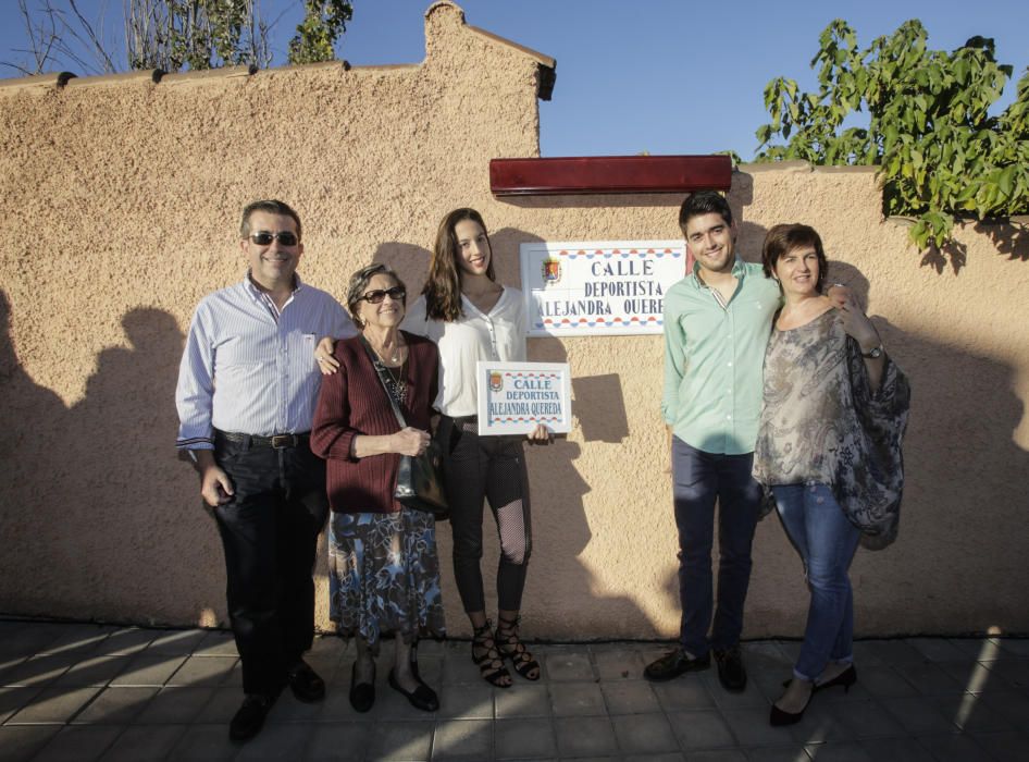 La gimnasta alicantina recibe el reconocimiento del Ayuntamiento por su trayectoria