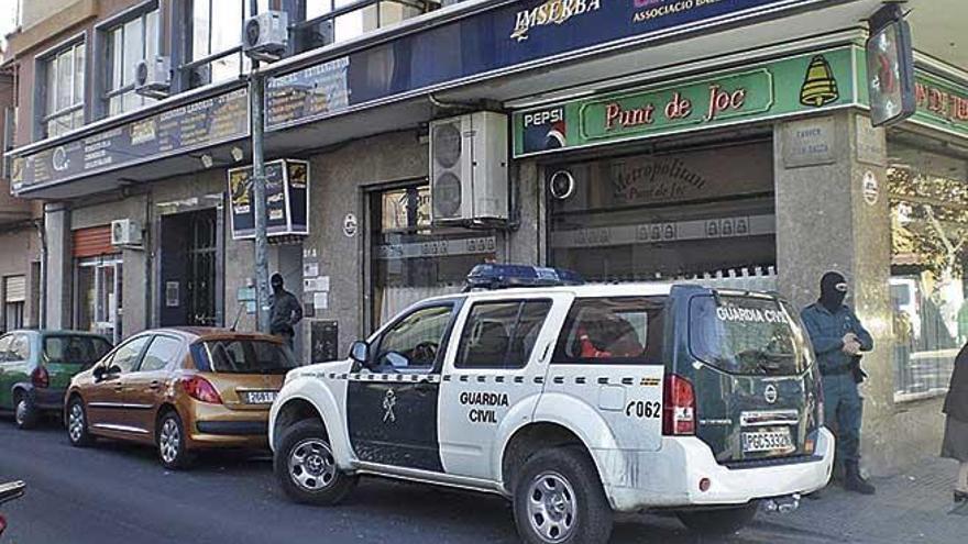 Agentes de la Guardia Civil, en 2009, durante una operaciÃ³n en la gestorÃ­a de la mujer condenada.