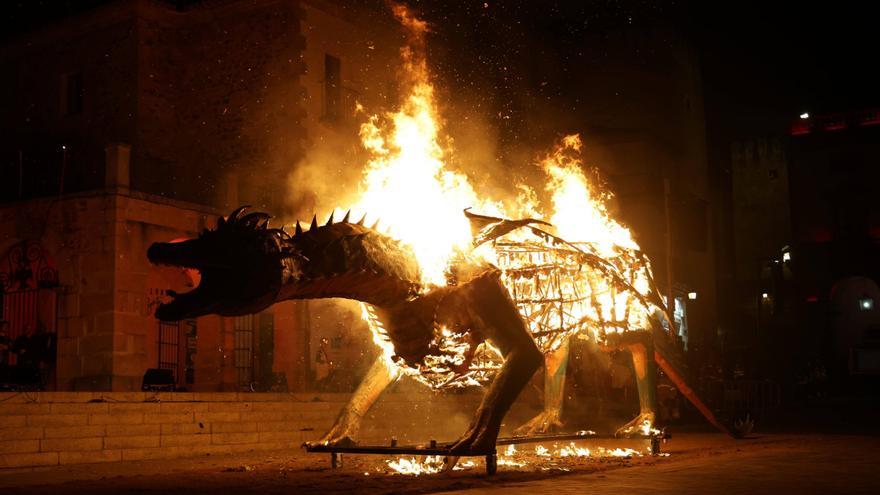 San Jorge, patrón de Cáceres, protagoniza una noche de fuego, tradición y búsqueda de tesoros ocultos