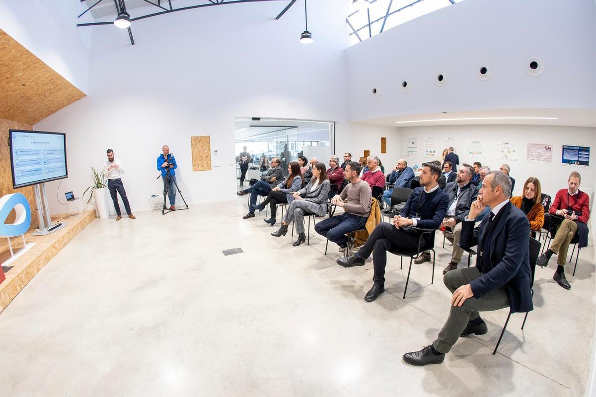 Asistentes a la reunión celebrada esta mañana en València.