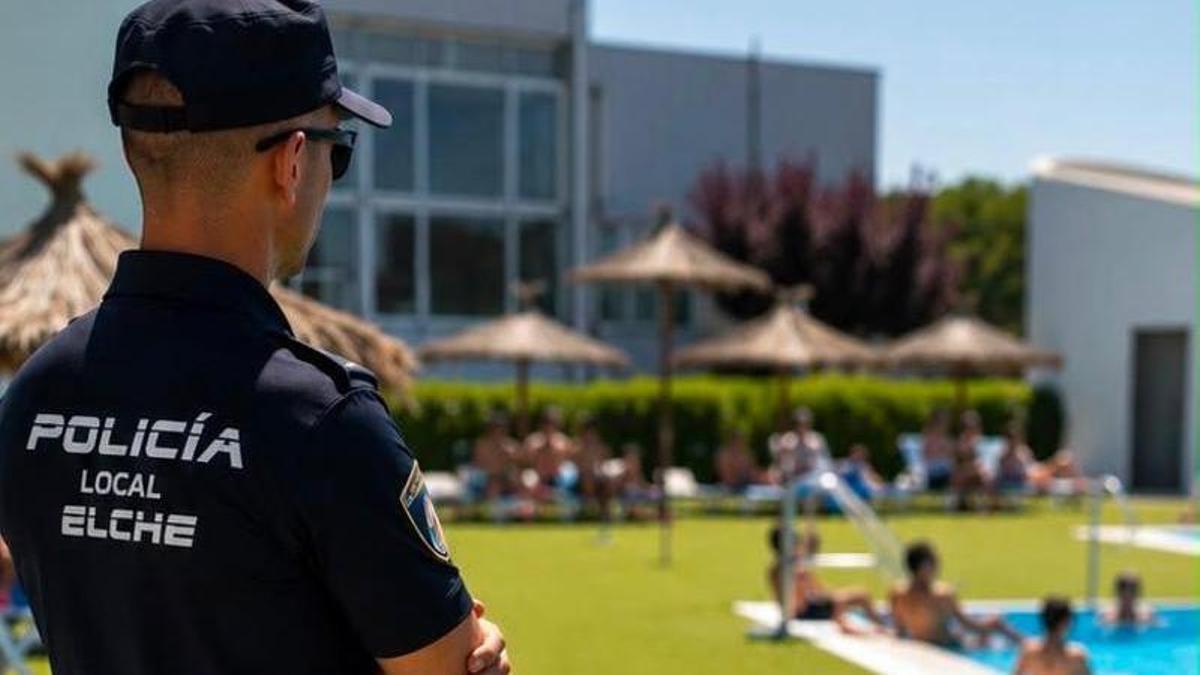 Un agente de la Policía Local de Elche vigila en una piscina municipal