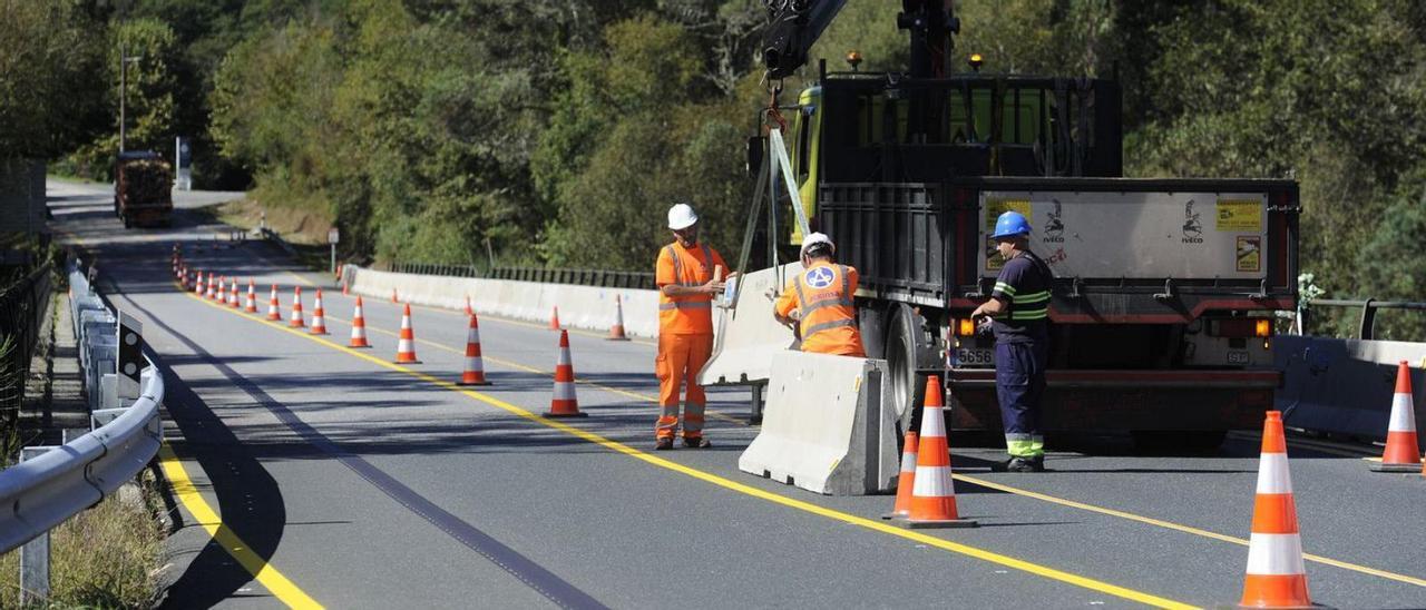 Obras en el puente de Pedre para renovar las protecciones laterales.