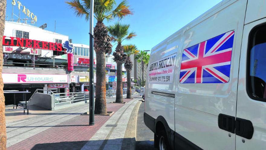 Camioneta con la imagen de la Union Jack en Playa de las Américas.