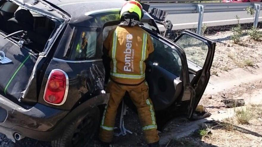 Una herida tras chocar con su coche en la mediana de la autopista AP-7