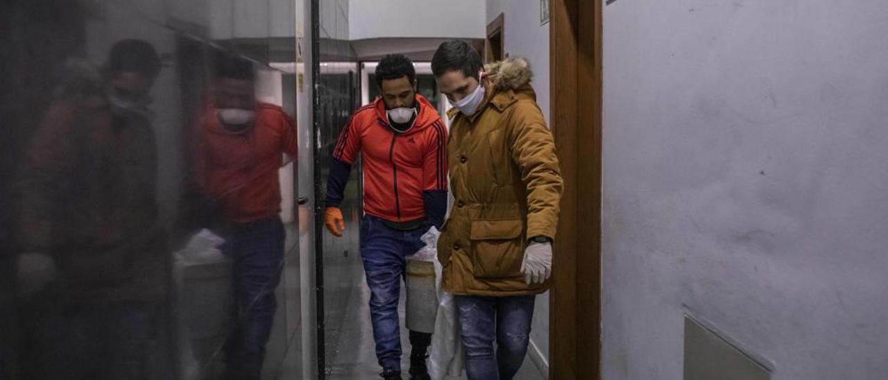 Los hosteleros de Zamora reparten sopas de ajo en la mañana del Viernes Santo