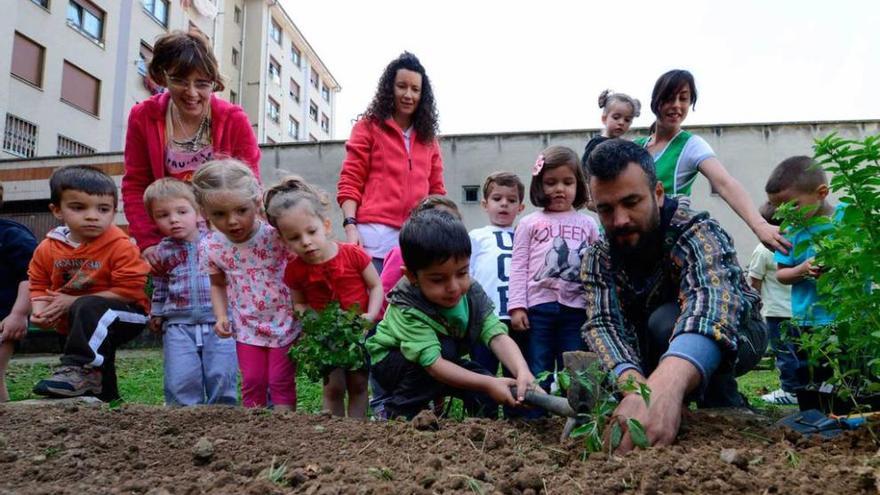 Una actividad con escolares de Mieres en el ecohuerto de la Mayacina.