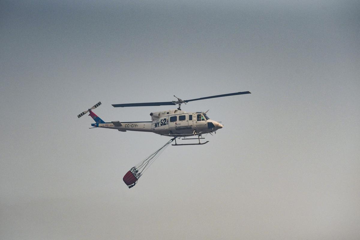 Un helicóptero trabaja en las labores de extinción del incendio, a 24 de julio de 2026, en Burgohondo, Ávila, Castilla y León (España). El incendio, que continúa fuera de la capacidad de extinción, ha obligado a evacuar a unas 1.500 personas, mantiene confinados a Burgohondo, Navaluenga y El Tiemblo. 24 JULIO 2026 Mateo Lanzuela / Europa Press 24/07/2026. Mateo Lanzuela;category_code_new;