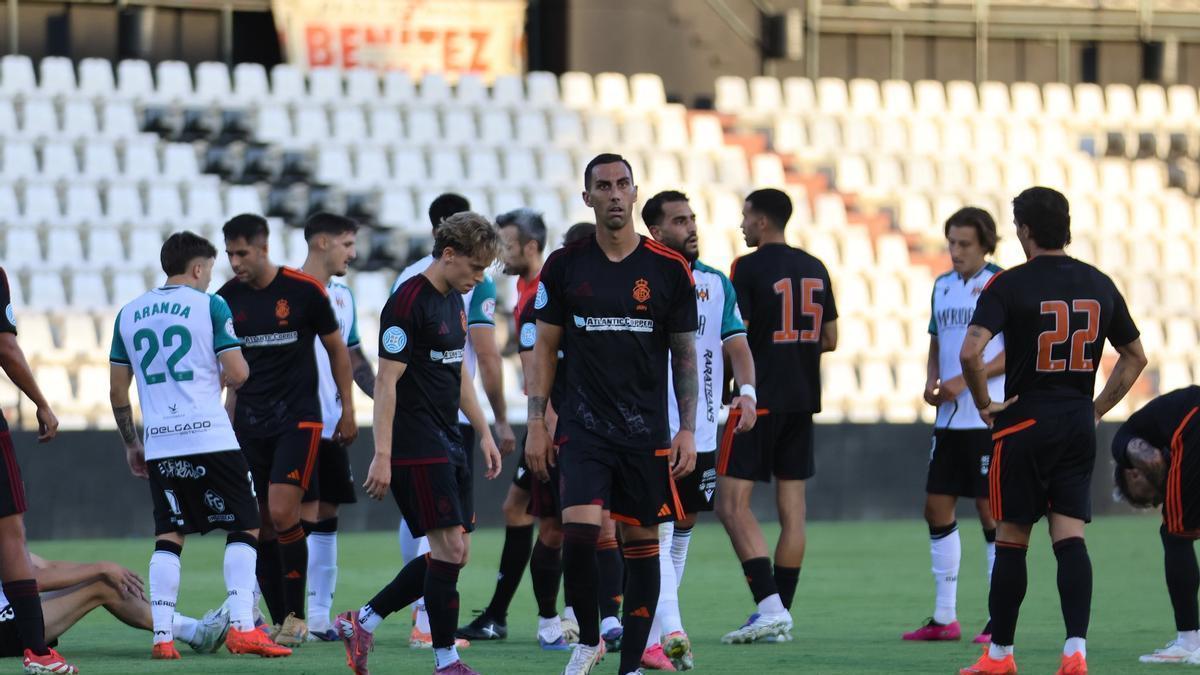 Jugadores del Recreativo, tras el amistoso disputado en Mérida esta pretemporada. Es uno de los posibles rivales.