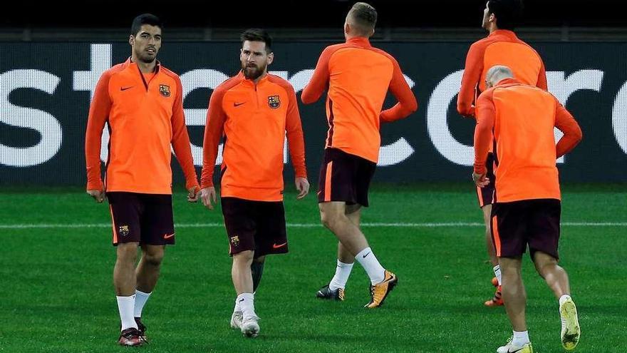 Suárez y Messi, durante el entrenamiento de ayer del Barcelona.