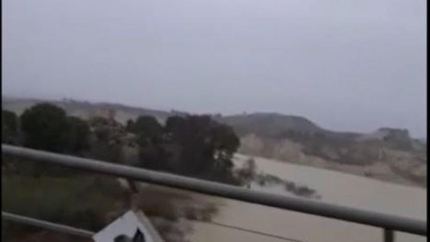 El embalse de Los Rodeos abre sus compuertas tras recibir 2 hm3 de agua