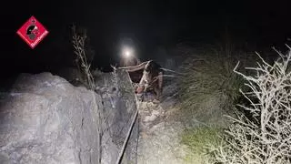 Rescatan de madrugada a una pareja de 20 años tras quedar atrapada en una zona de difícil acceso de la Sierra de Orihuela