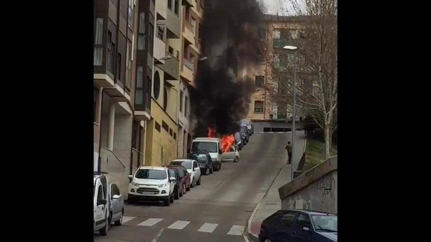 Vídeo: Arde un coche en la bajada de Tres Árboles