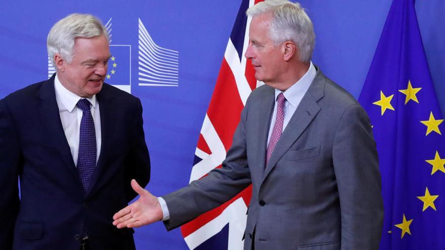 Barnier (dcha.) estrecha la mano al británico Davis.