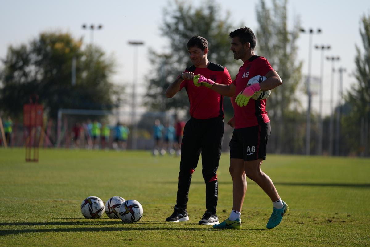 Josemi, junto a Alberto González, durante una sesión de entrenamiento del CD Leganés B.