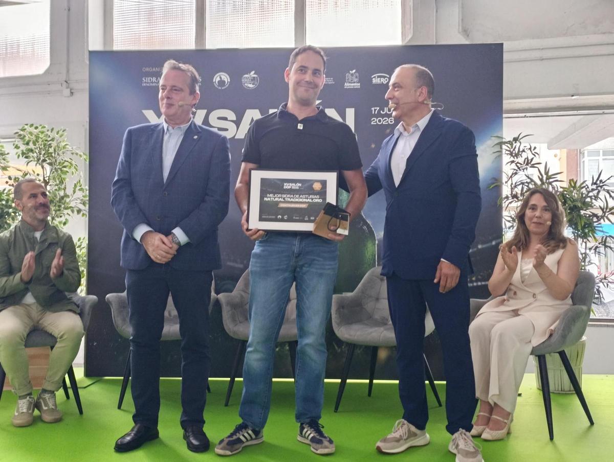 Por la izquierda, Marcelino Marcos Líndez, Iván Rubiera Meana, de Sidra Contrueces, y Jorge García.