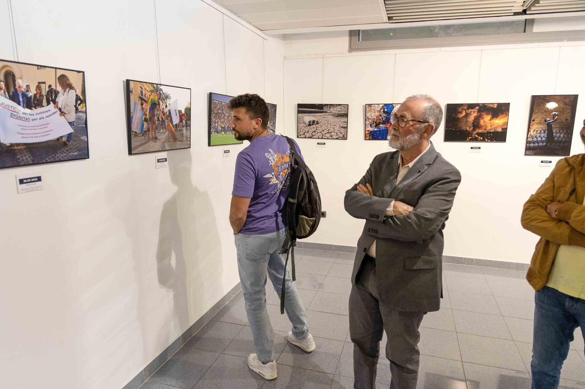lleno total en la inauguración de INFotoperiodistas 2024,. un año de fotografía de prensa en Alicante
