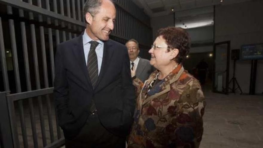 El expresidente de la Generalitat, Francisco Camps, junto a Luisa Pastor ayer en San Vicente.