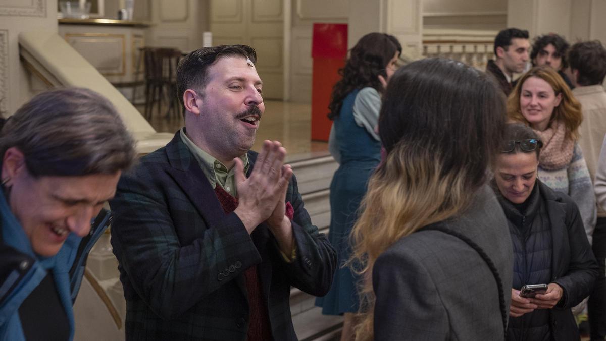 Barcelona. 21.03.2026. Cultura. Actores y actrices de la obra ‘Ánima’ comparten sensaciones en el vestíbulo del teatro Tívoli una vez finalizada la función