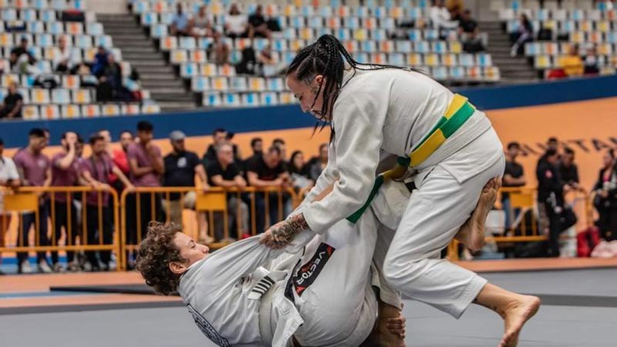 Dos luchadoras en el Lluís Puig