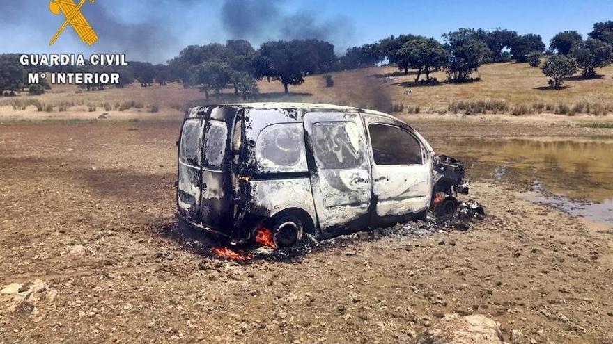 Detenidos dos vecinos de Cabeza del Buey por robar una furgoneta y quemarla