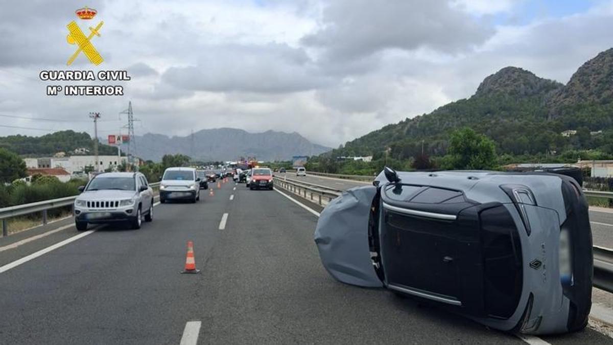 Uno de los coches quedó volcado en la calzada de la AP-7