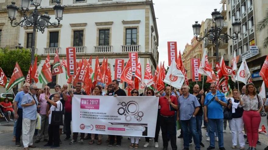 CCOO y UGT piden trabajo decente para un turismo sostenible