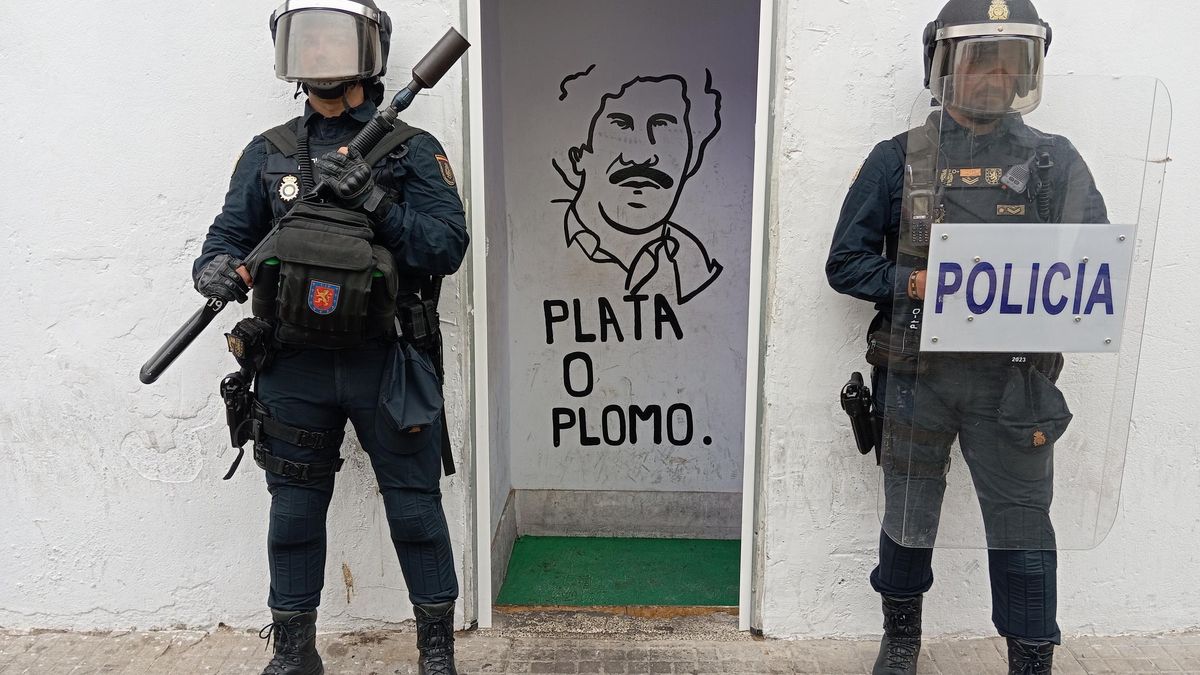 Dos policías, ayer durante la redada.