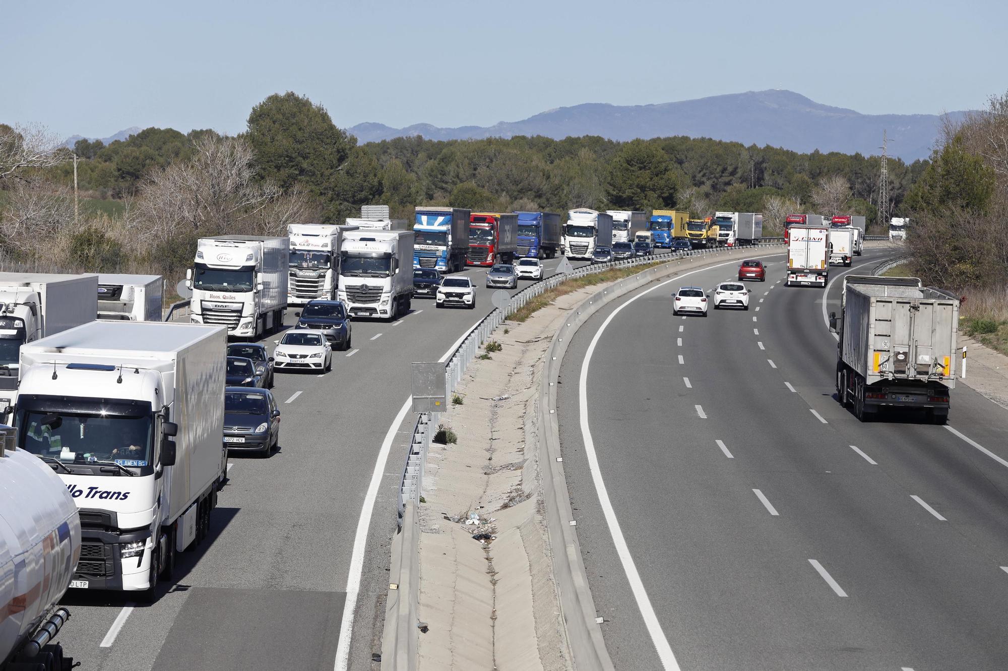 Cues quilomètriques a l'AP-7 a Garrigàs per un nou control policial