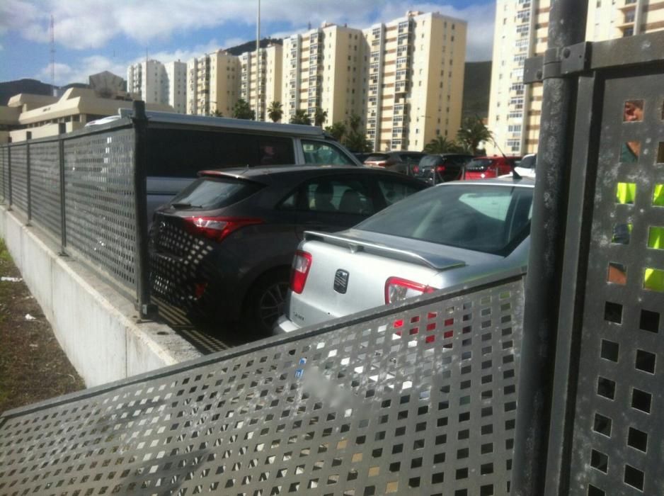 Un camión pierde dos ruedas en la Avenida Marítima