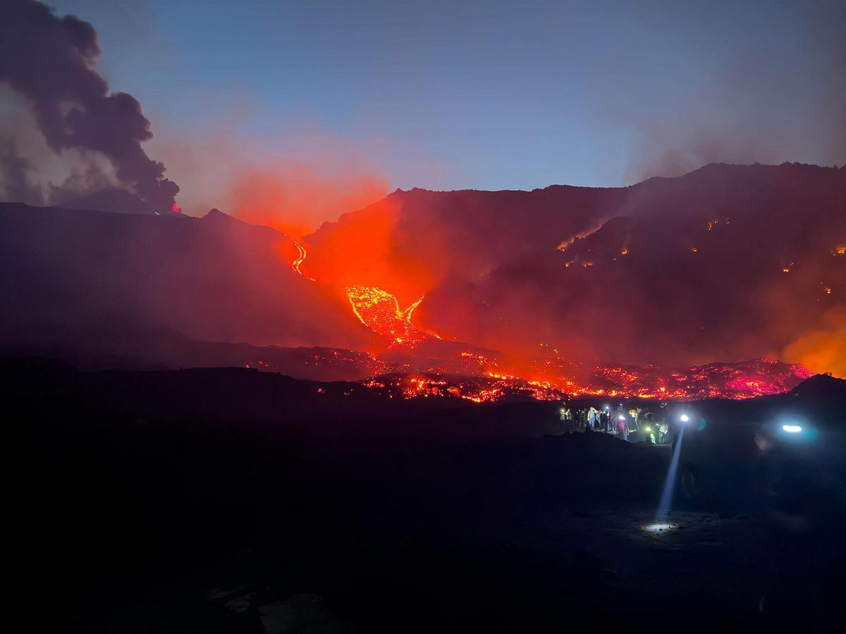 El espectáculo natural de la erupción del Etna atrae a los visitantes El espectáculo natural de la erupción del Etna atrae a los visitantes