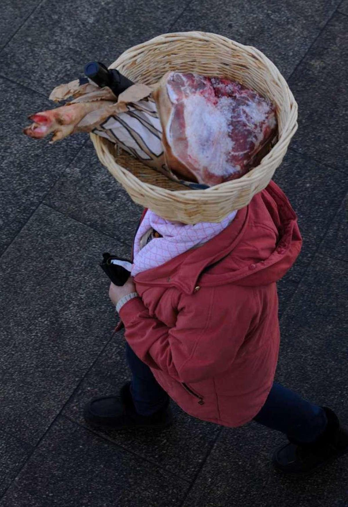 Una mujer durante el recorrido de la procesión de los lacones. // I.A.