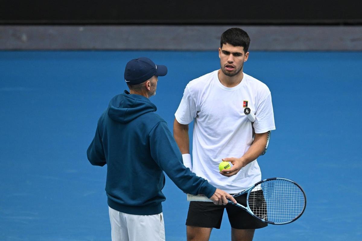 Carlos Alcaraz, en un entrenamiento con Samuel López, su entrenador