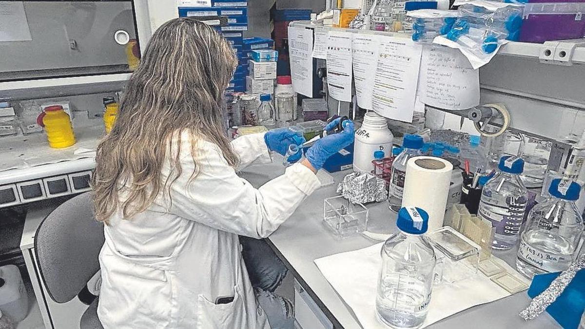 Unas mujeres trabajando en su laboratorio.
