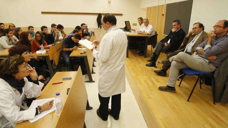 La reunión se celebró en la Arrixaca y en ella participó el rector de la UMU, José Orihuela (2d).