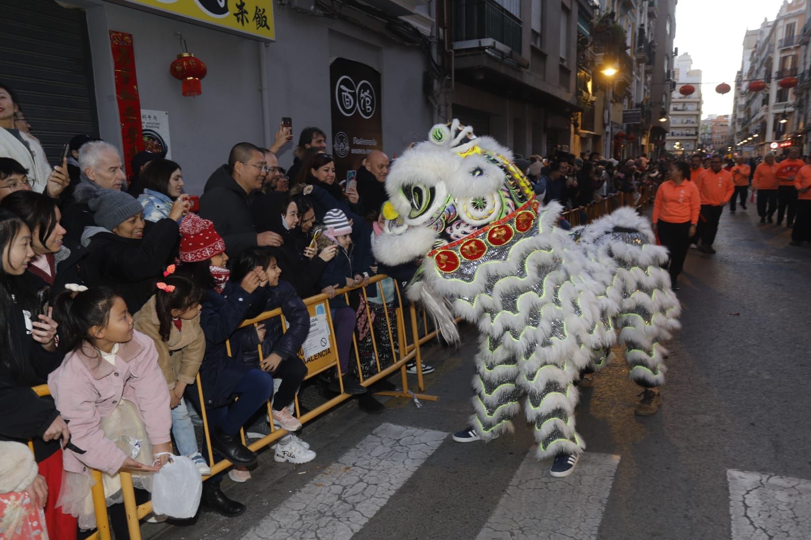 València recibe el nuevo año chino en una multitudinaria celebración