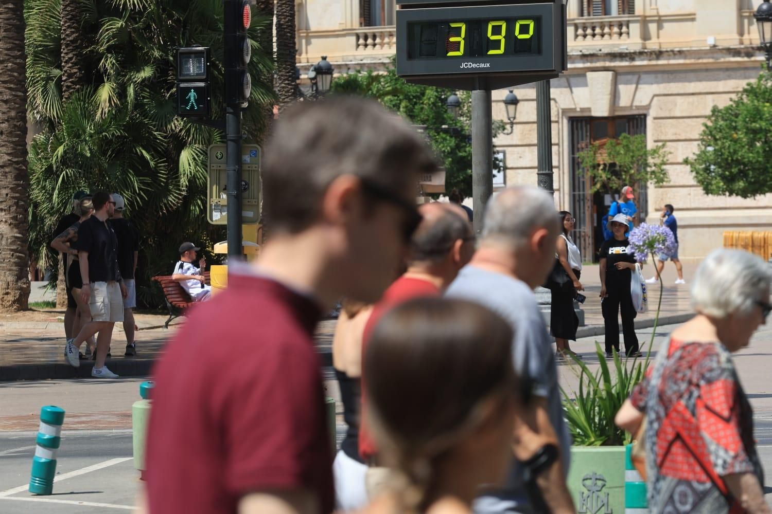Jornada de intenso calor en València: así se afronta en las calles del centro