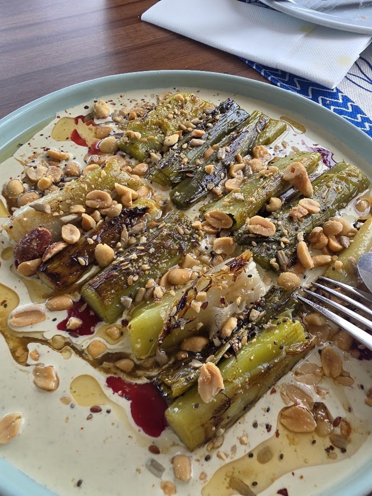 Los puerros de la huerta de O Castrto, con salsa de yogur y frutos secos.