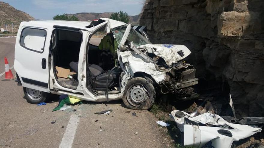Estado en el que quedó la furgoneta accidentada en Mequinenza. | GUARDIA CIVIL