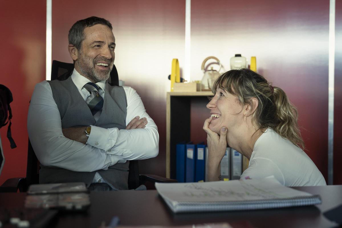 Abril Zamora, actriz de la serie y directora de uno de los capítulos, con Gustavo Salmerón, uno de los nuevos fichajes de la segunda temporada de «Respira».