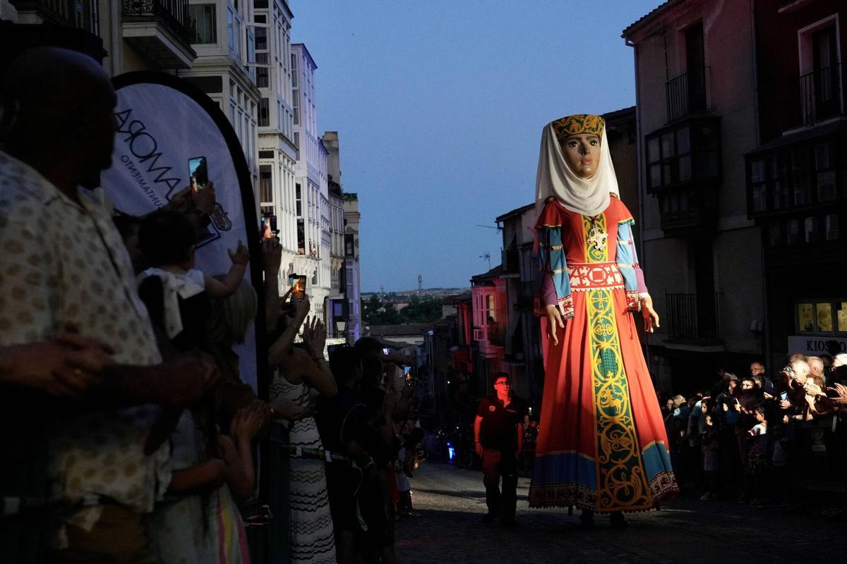 Los gigantes de Capitonis Durii (Zamora) y de Puebla de Sanabria suben la calle de Balborraz.