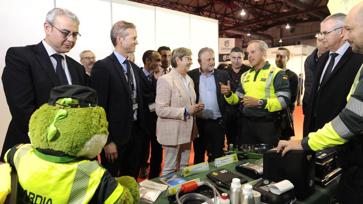 Rosa Quintana, flanqueada por Ricardo Durán y Manuel Cuiña, en el stand de la Guardia Civil.   | // BERNABÉ/JAVIER LALÍN